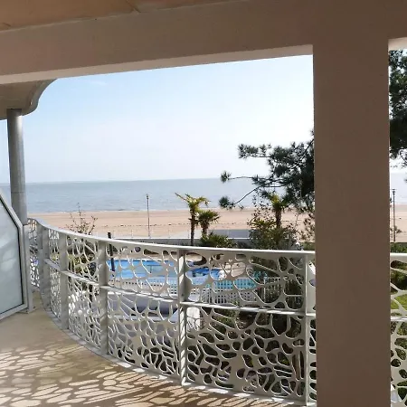 Apartment Pmr Avec Balcon, Piscine, Parking Et A - Fr-1-194-229 La Tranche-sur-Mer