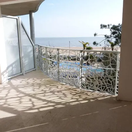 Pmr Avec Balcon, Piscine, Parking Et A - Fr-1-194-229