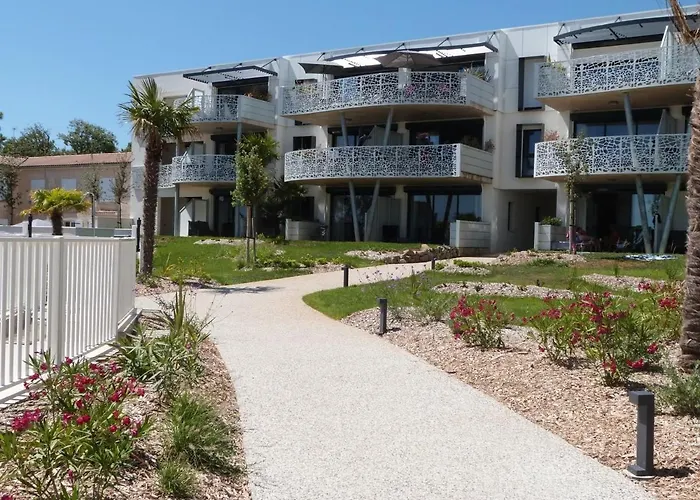 Appartement Pmr Avec Balcon, Piscine, Parking Et A - Fr-1-194-229 *