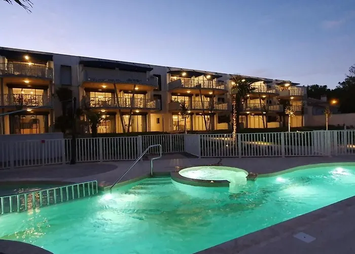 Appartement Pmr Avec Balcon, Piscine, Parking Et A - Fr-1-194-229 *