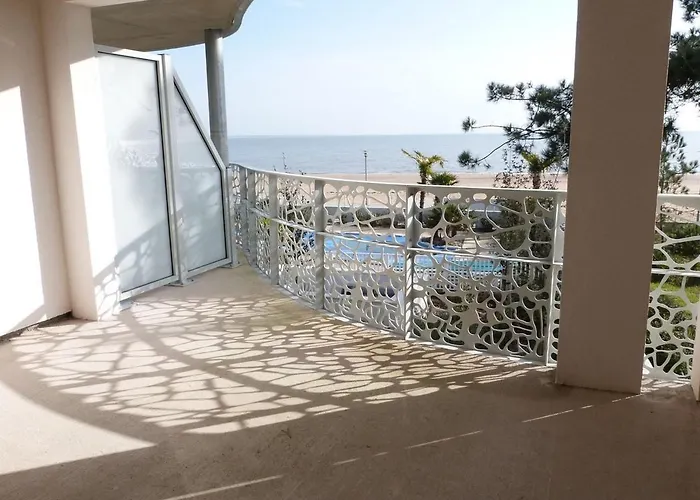 Pmr Avec Balcon, Piscine, Parking Et A - Fr-1-194-229