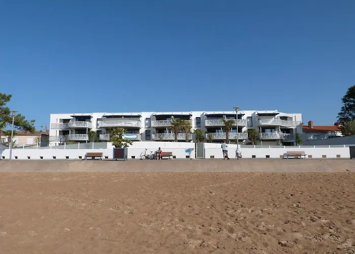 Appartement Pmr Avec Balcon, Piscine, Parking Et A - Fr-1-194-229 La Tranche-sur-Mer