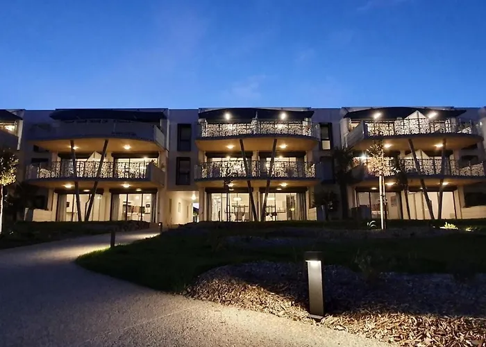 Appartement Pmr Avec Balcon, Piscine, Parking Et A - Fr-1-194-229 *