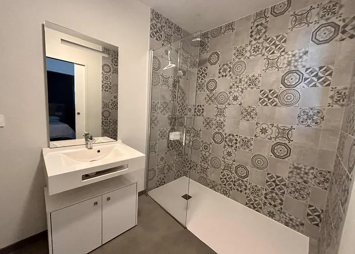 Pmr Avec Balcon, Piscine, Parking Et A - Fr-1-194-229 Appartement *