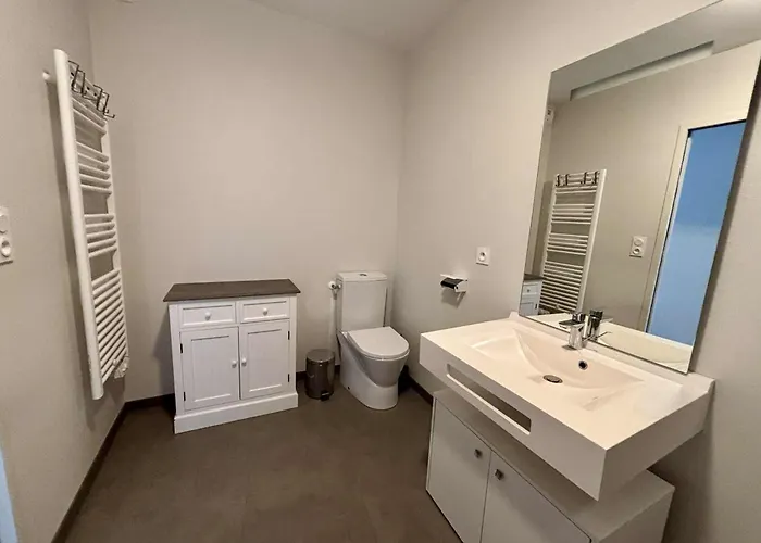 Appartement Pmr Avec Balcon, Piscine, Parking Et A - Fr-1-194-229 La Tranche-sur-Mer