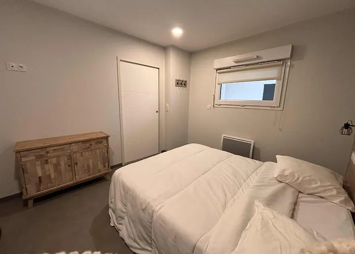 Appartement Pmr Avec Balcon, Piscine, Parking Et A - Fr-1-194-229 *